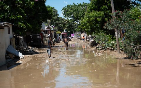 Fotografía de una calle inundada por agua y lodo, en Tabarré, tras el descenso de las aguas.