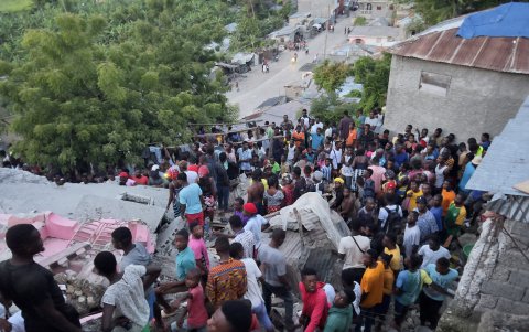 Habitantes observan los daños causados por un sismo de magnitud 4,9, en Jeremie.