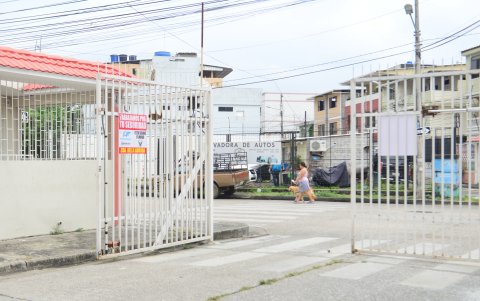 Las rejas colocadas en las vías de acceso a la ciudadela no han podido frenar la delincuencia.