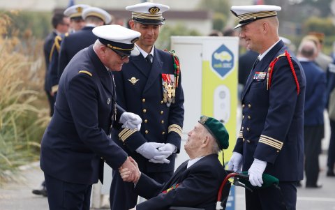 Autoridades militares saluda al último superviviente de los 177 integrantes de ese comando, Léon Gautier, de 100 años.