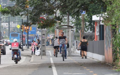 Casos. Diferentes consultados señalan que uno de los problemas es que estos espacios estén en las aceras, como en la Rodríguez Bonín, que está en un paradero de buses.=