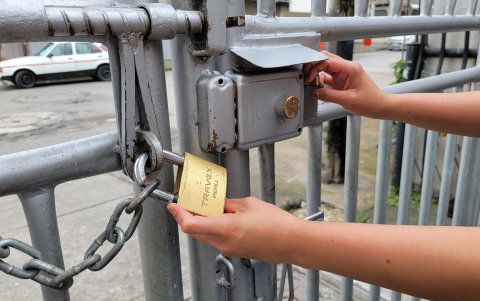 Más de 30 personas llegan a tener una copia de la llave del candado y de la cerradura de cada puerta que hay en una peatonal de la Juan Montalvo, por lo general son una al ingreso y otra a la salida.