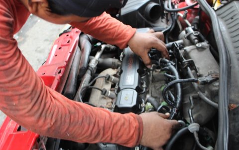 En el mantenimiento a los inyectores se cambian  bujías y se revisa el cuerpo de aceleración.