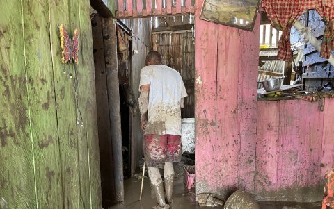 Willian trata de encontrar algunas de sus pertenencias entre el lodo.