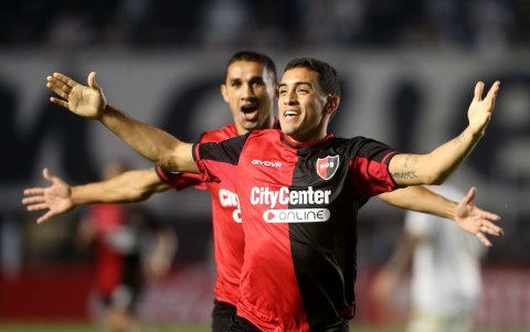 Marcos Portillo de Newell's celebra su gol el Santos.
