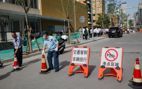 Los estiuiantes hacen fila para darfel examen más riguroso de la historia.