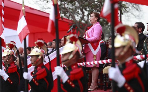 La presidenta de Perú, Dina Boluarte, preside la ceremonia por el 143° Aniversario de la Batalla de Arica y la Renovación del Juramento de Fidelidad a la Bandera, este 7 de juno de 2023, en Lima
