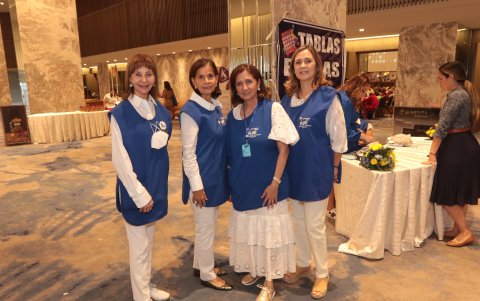 Yuly de Auad, Magdalena de Peñaherrera, María Elena de Azar y Mechita de Ycaza.
