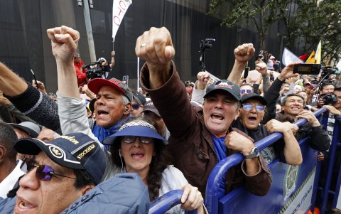 Simpatizantes escuchan al presidente de Colombia, Gustavo Petro (fuera de su cuadro), hoy, en el centro de Bogotá (Colombia).