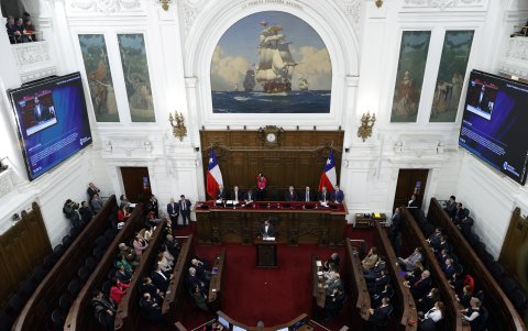 El presidente Gabriel Boric (c), habla en la sesión de instalación del Consejo Constitucional, en el marco del Proceso Constitucional hoy en Santiago de Chile (Chile).