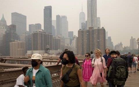 Las mascarillas para protegerse de las partículas contaminantes volvieron a ocupar las aceras de la Gran Manzana.