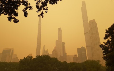 Registro general este miércoles, 7 de junio, de los edificios que rodean Central Park en Nueva York, envueltos por una densa capa de humo proveniente de los incendios forestales canadienses.