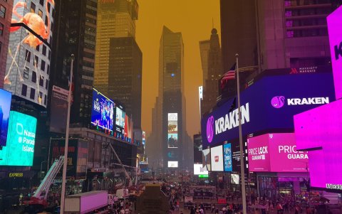 La neblina causada por el humo de los incendios forestales que arden en Canadá se cierne sobre Manhattan en Nueva York, EE. UU., 07 de junio de 2023.