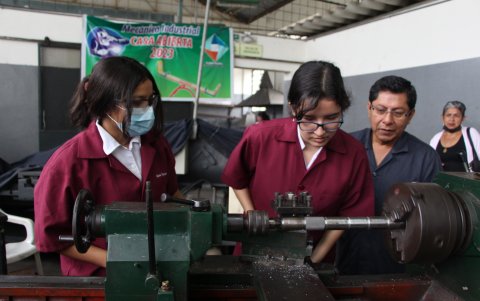 Odalys Loor y Hanna Caicedo manejan sin problemas el torno con la supervisión de su maestro.