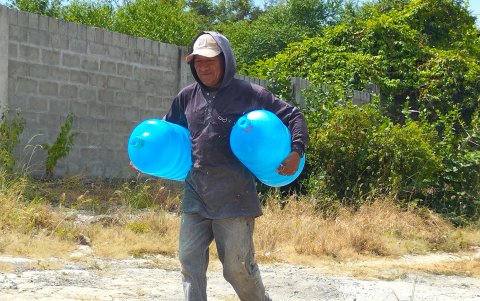 Algunos pobladores prefirieron comprar agua purificada antes de consumir la que llega en las llaves.