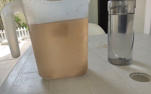 En las viviendas así salía el agua de los grifos.