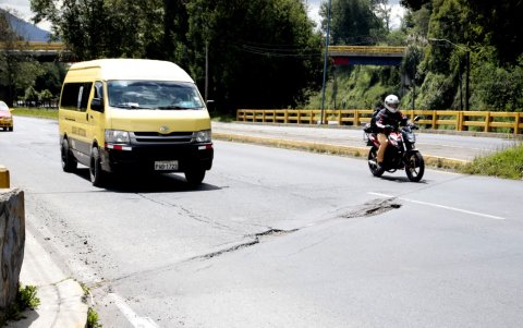 Huecos. La presencia de baches es evidente, pese a que se han hecho bacheos, pero no en todo.