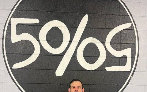 El ecuatoriano se formó enteramente en Estados Unidos. A los 4 inició con taekwondo y recién a los 23 conoció las artes marciales mixtas. Hoy tiene 35.