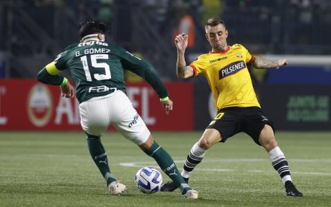 Gustavo Gómez (i) de Palmeiras disputa un balón con Damián Díaz de Barcelona hoy, en un partido de la fase de grupos de la Copa Libertadores entre Palmeiras y Barcelona SC en el estadio Allianz Parque en Sao Pablo (Brasil).