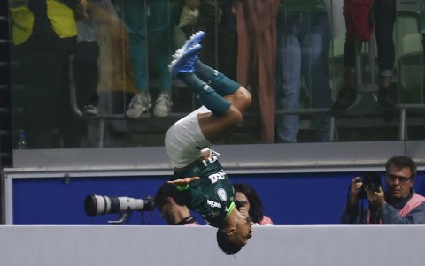 Roni de Palmeiras celebra un gol que luego fue anulado por el VAR hoy, en un partido de la fase de grupos de la Copa Libertadores entre Palmeiras y Barcelona SC en el estadio Allianz Parque en Sao Pablo (Brasil).