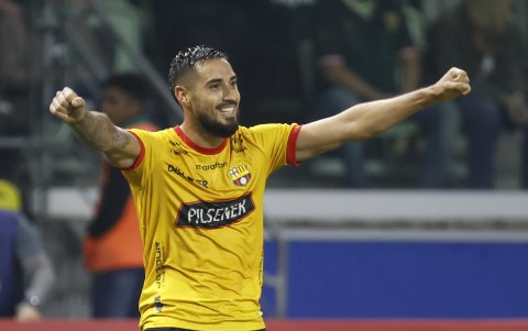 Francisco Fydriszewski de Barcelona celebra un gol hoy, en un partido de la fase de grupos de la Copa Libertadores entre Palmeiras y Barcelona SC en el estadio Allianz Parque en Sao Pablo (Brasil).