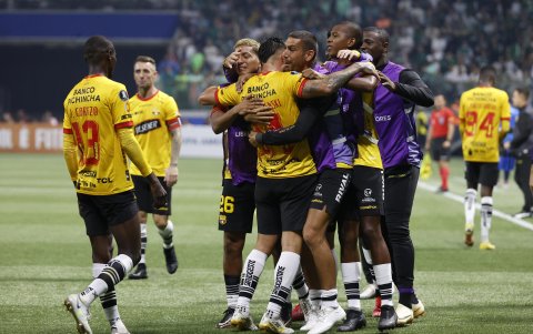 Francisco Fydriszewski (c) de Barcelona celebra su segundo gol hoy, en un partido de la fase de grupos de la Copa Libertadores entre Palmeiras y Barcelona SC en el estadio Allianz Parque en Sao Pablo (Brasil).