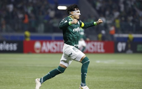 Gustavo Gómez de Palmeiras celebra su gol hoy, en un partido de la fase de grupos de la Copa Libertadores entre Palmeiras y Barcelona SC en el estadio Allianz Parque en Sao Pablo (Brasil).