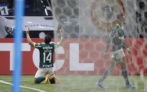 rtur (i) de Palmeiras celebra su gol hoy, en un partido de la fase de grupos de la Copa Libertadores entre Palmeiras y Barcelona SC en el estadio Allianz Parque en Sao Pablo (Brasil).