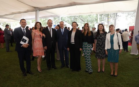 Víctor Jurado, Priscilla Falconí, Miguel Falconí Puig, Armando Serrano Puig, embajadora Caterina Bertolini, Gabriela Cartagena, Ximena Bustamante y Jimena Vásconez.