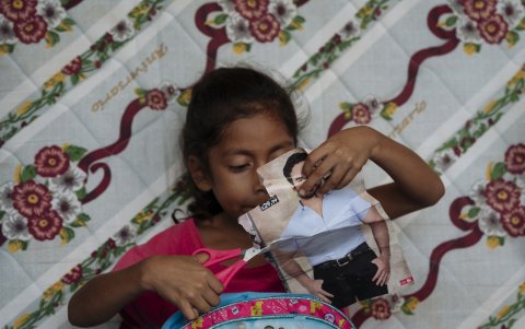 A falta de colchones, los damnificados arrastraron los que tenían desde sus casas inundadas. Muchos niños duermen en colchones mojados.