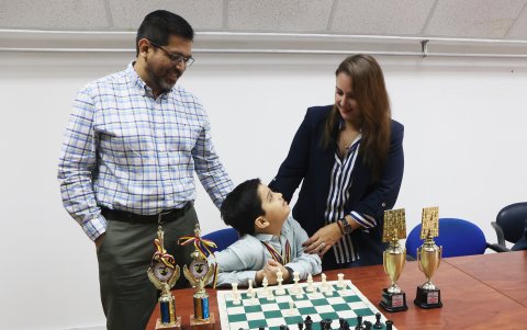 Sus padres Xavier Banchón y Silvia Crespo lo apoyan y son los más orgullosos por el desarrollo acelerado del joven deportista en el deporte ciencia.