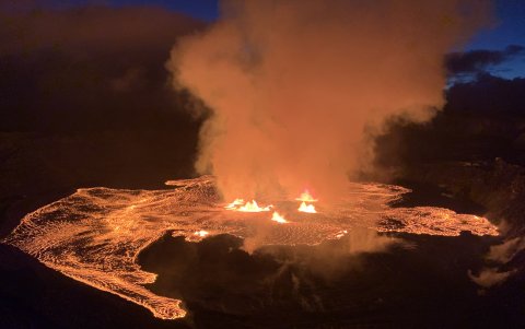 Fotografía cedida por el Servicio Geológico Estadounidense (USGS) donde se muestra el volcán Kilauea en erupción, uno de los más jóvenes y activos de Hawái