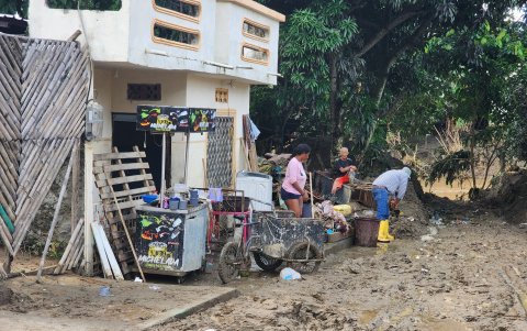 2. Organización. En una vivienda al pie del río intentan separar los enseres que sirven de los que ya no pueden ser usados.