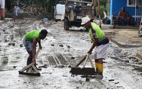 Limpieza. Los vecinos se han organizado en turnos para el retiro de lodo.
