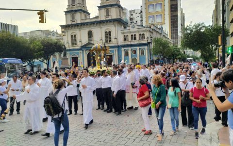 De diferentes sectores de la ciudad llegaron personas para participar en la peregrinación de la Catedral.