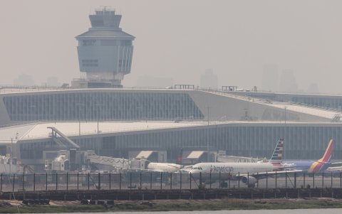 Aviones en el aeropuerto LaGuardia mientras el humo de los incendios forestales que arden en Canadá
