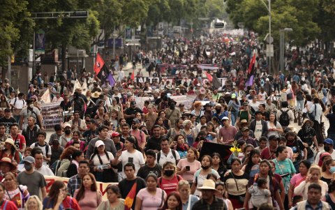 Las protestas para que los los paramilitares dejen de atacar a los pueblos zapatistas se esucharon en varias partes de la Ciudad de México..
