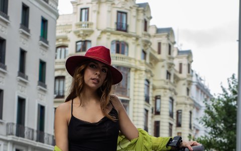 Reconoce ser un tanto clásica a la hora de vestir, le gusta agregar accesorios o prendas que eleven el look. Las botas vaqueras están siendo sus favoritas para la época climática que atraviesa Madrid.