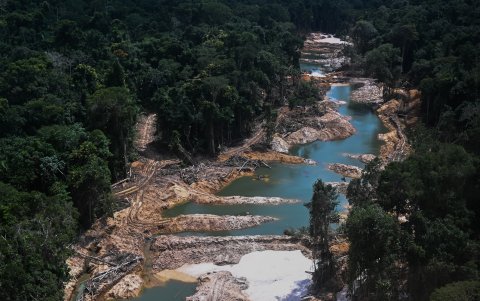 Pistas. Una foto aérea evidencia la destrucción causada por la minería ilegal en la Floresta Ambiental de Altamira.
