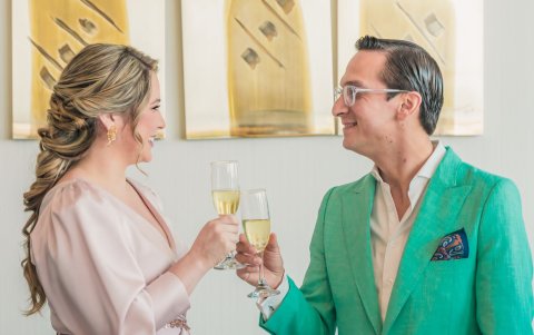 La pareja está muy enamorada.