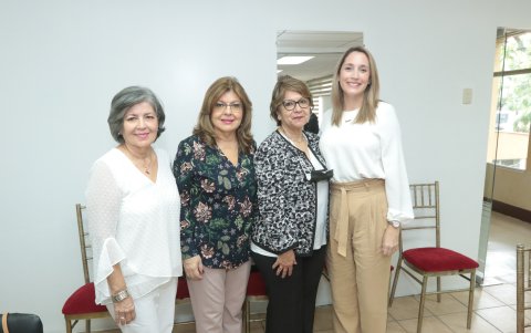 Carmen de Ingarevalo, Nora de Ayala, Marcela Barrera y María Cecilia de Gil.