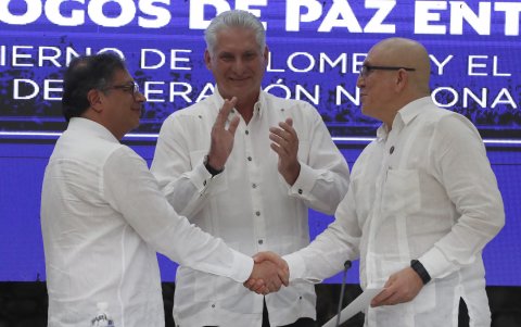 El presidente de Colombia Gustavo Petro (i), saluda a Antonio García (d), jefe máximo de la guerrilla del ELN, acompañados del presidente de Cuba Miguel Díaz Canel (c).