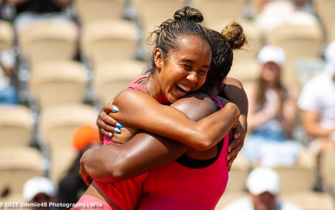 La tenista de origen ecuatoriano celebra con su dupla Taylor Townsend.