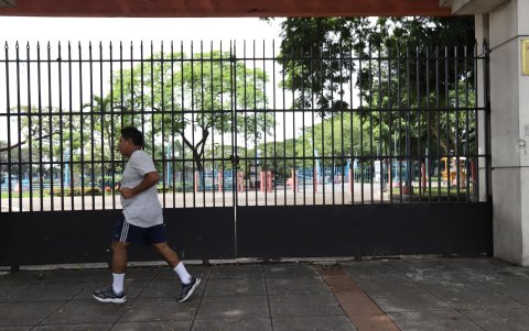 Escenario. Una puerta cerrada en el Forestal.