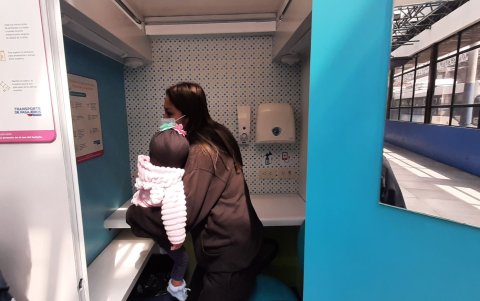 Las madres pueden alimentar a sus hijos en espacios cómodos.