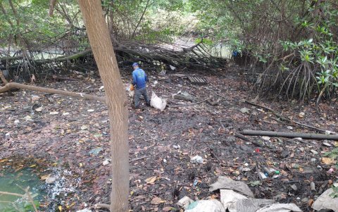 Las jornadas de limpieza en el estero Salado son maratónicas debido a la gran cantidad de basura y desperdicios.