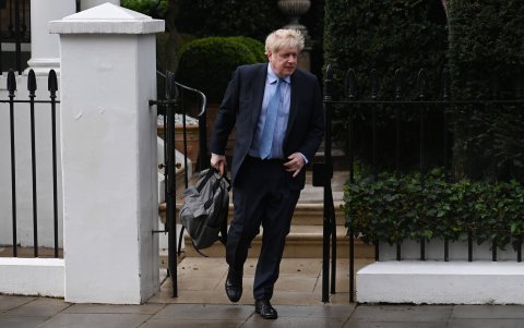 El ex primer ministro de Gran Bretaña, Boris Johnson, sale de su casa en Londres, Gran Bretaña, el 22 de marzo de 2023