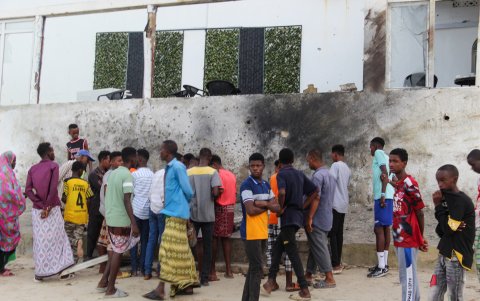 Un grupo de personas ante las huellas del atentado en el hotel Pearl Beach.