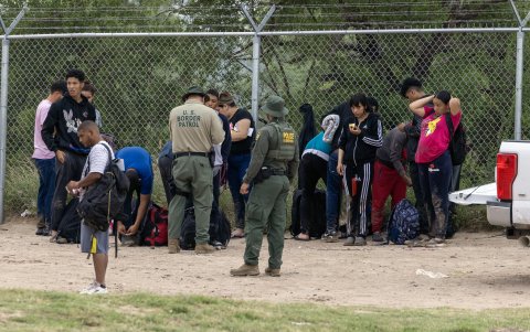 Agentes de la Patrulla Fronteriza de EE.UU. participan en la captura de migrantes en la frontera con México en un punto de Texas, en una fotografía de archivo.