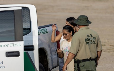 Agentes de la Patrulla Fronteriza de EE.UU.en la frontera con México, hacen control en un punto de Texas, en una fotografía de archivo.
